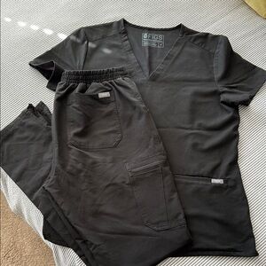 FIGS Black Scrub Set
